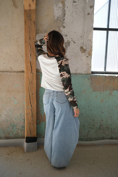 Two-tone T-shirt with camouflage sleeves